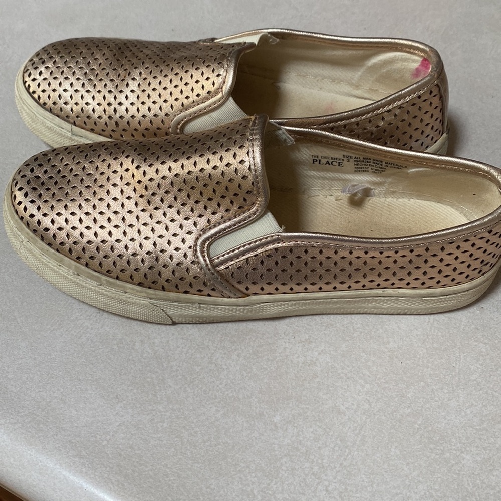 Place girls slip on shoes - SIZE 3